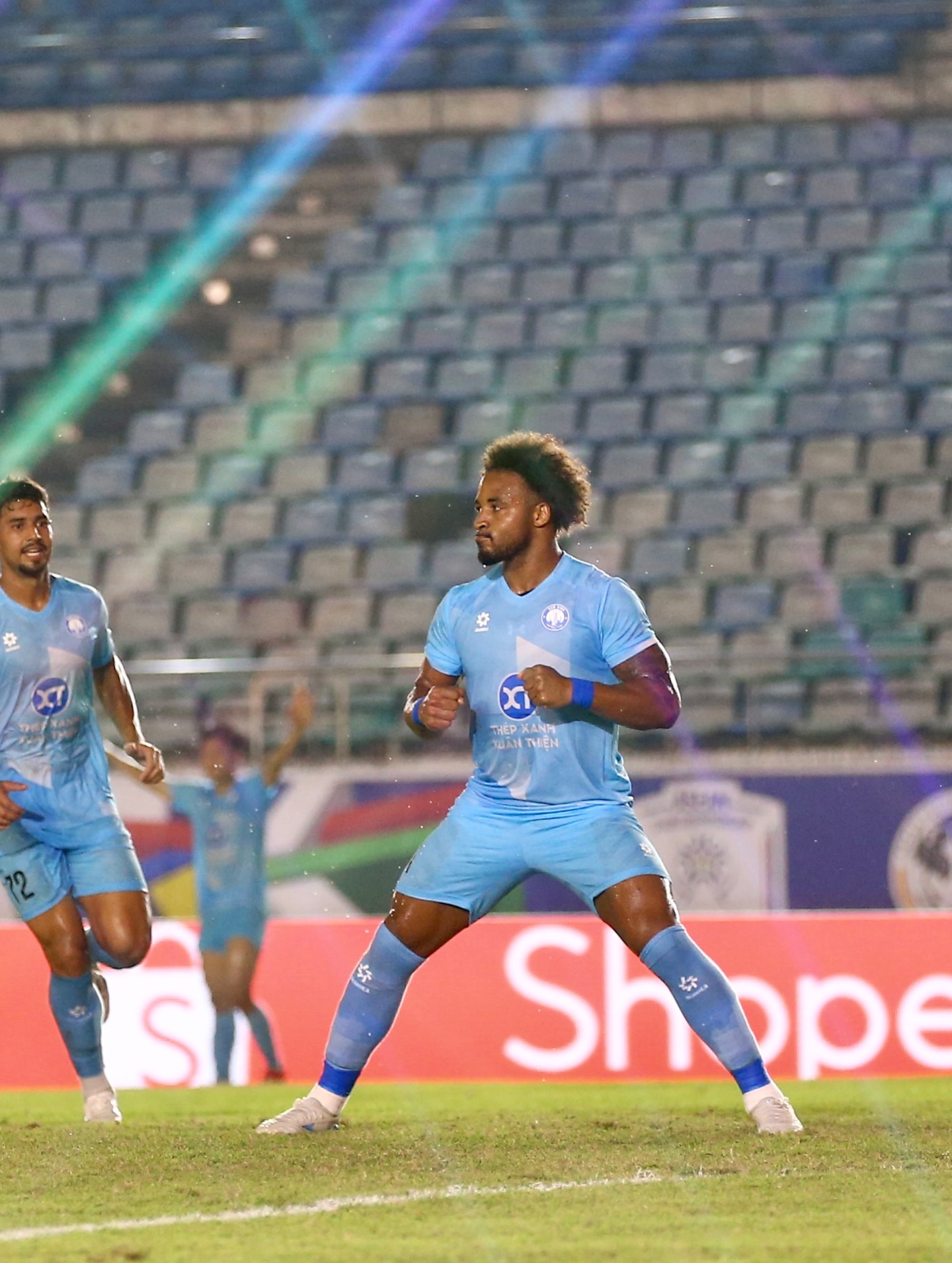 Xuân Son "đáng sợ" quá!- Ảnh 1.