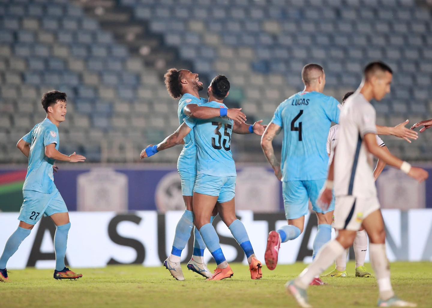 Xuân Son "đáng sợ" quá!- Ảnh 3.