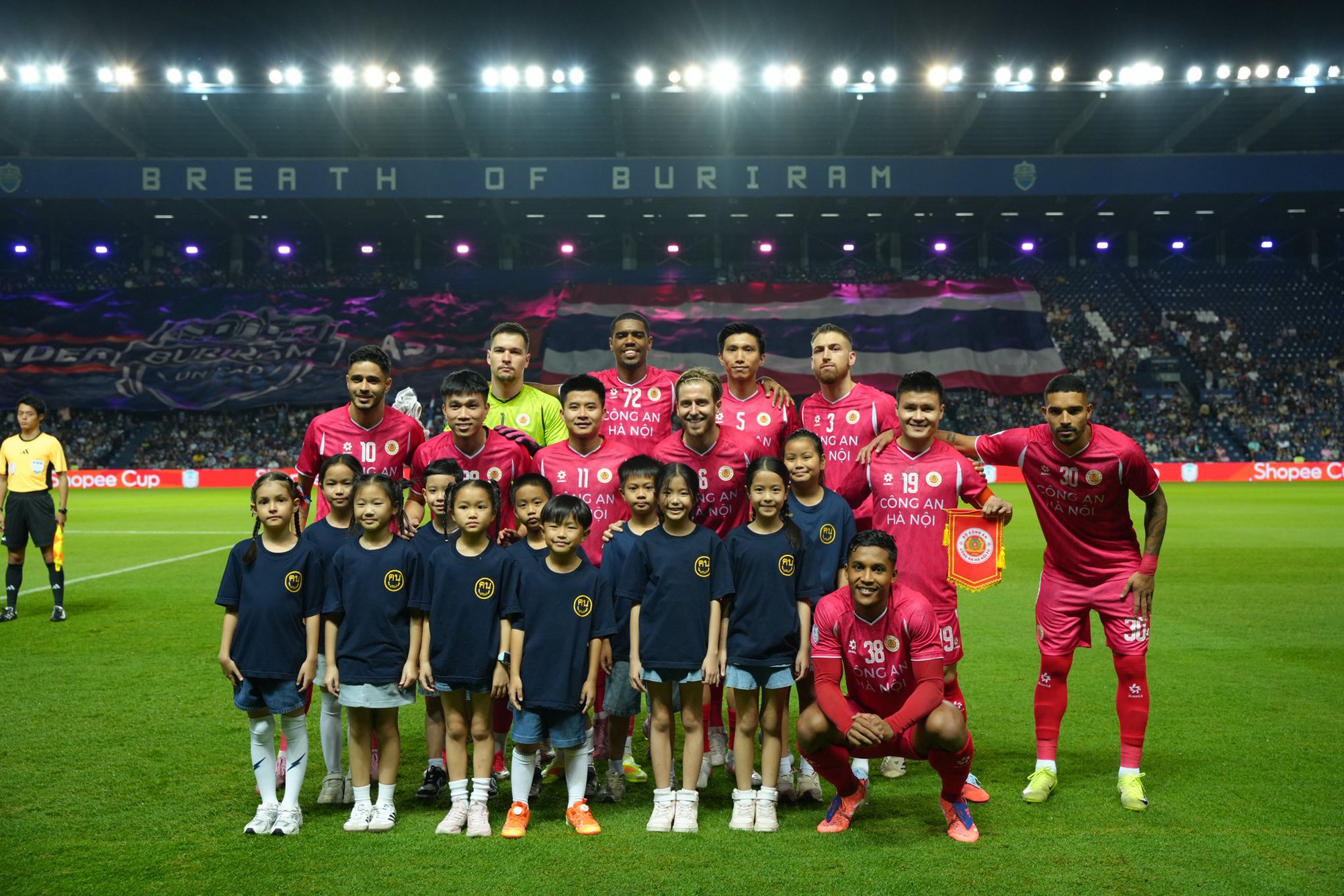 Đoàn Văn Hậu tái xuất, không ai hạnh phúc hơn Doãn Hải My, lần hiếm hoi tiểu thư "gắt gỏng" cũng vì bảo vệ chồng - Ảnh 6.