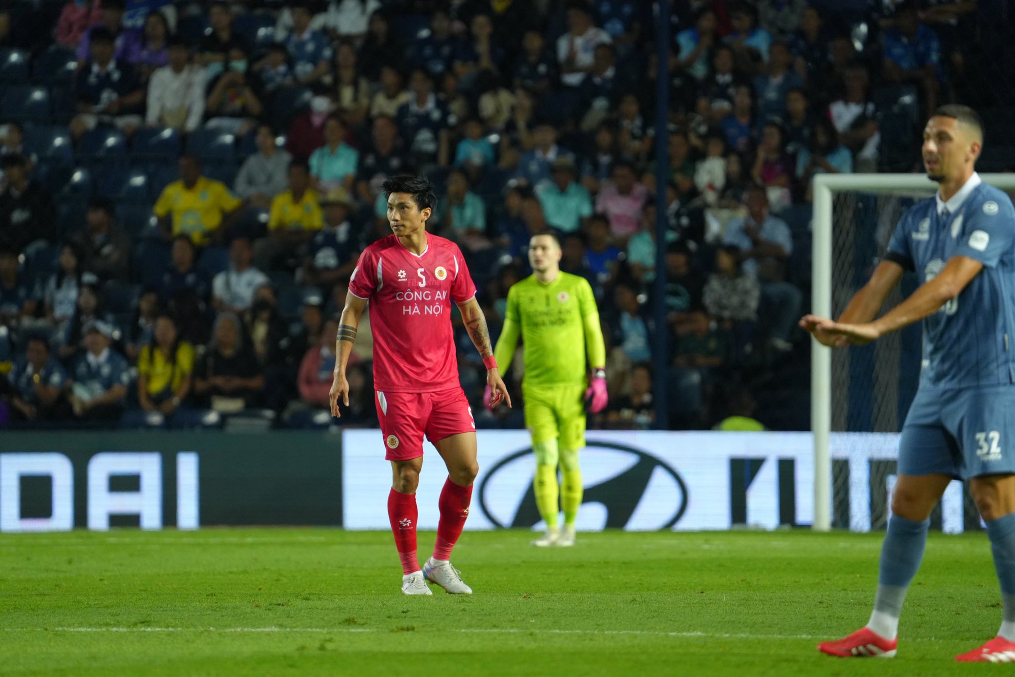 Đoàn Văn Hậu tái xuất, không ai hạnh phúc hơn Doãn Hải My, lần hiếm hoi tiểu thư "gắt gỏng" cũng vì bảo vệ chồng - Ảnh 3.