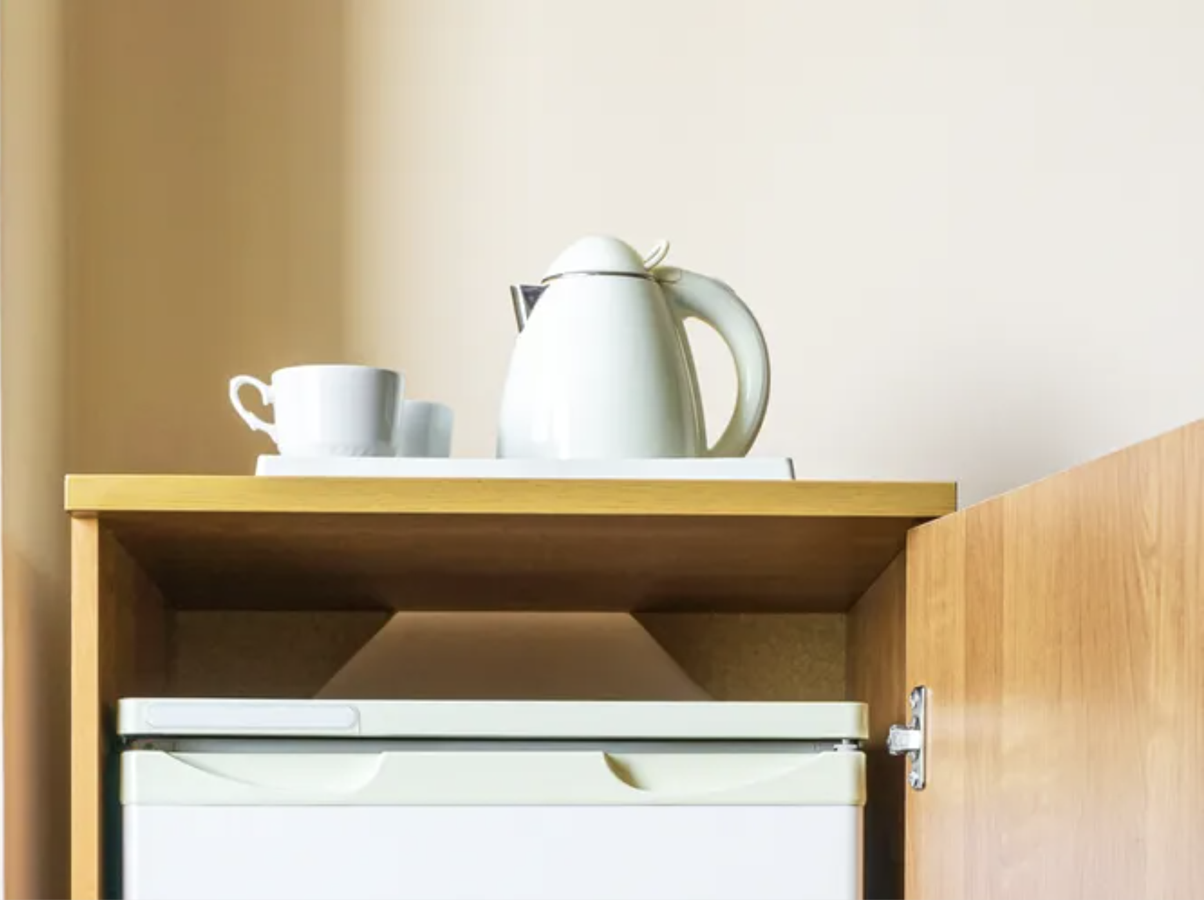 Loại ấm siêu tốc có thể giải phóng tới 3 tỷ hạt vi nhựa: Nhiều gia đình, khách sạn vẫn vô tư sử dụng sai cách- Ảnh 1.