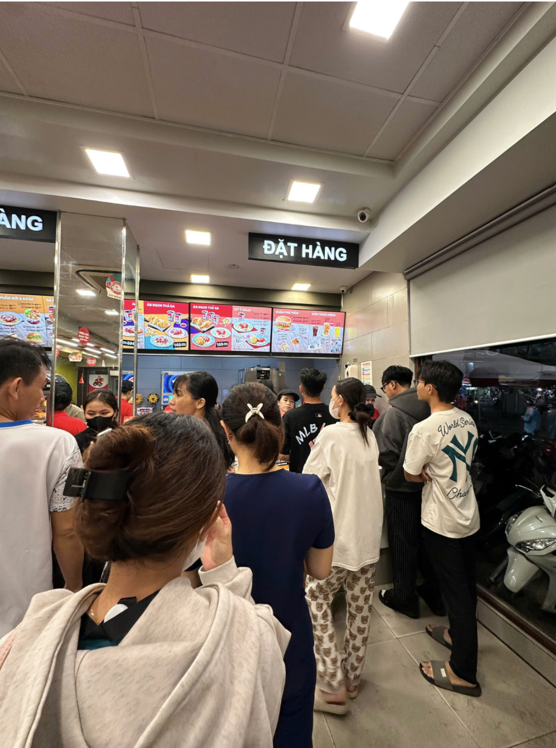 Đặt Jollibee săn tuần lộc Noel, khách bị chỉ trích vì khiến shipper phải chờ cả tiếng: Dân mạng tranh cãi dữ dội- Ảnh 2.