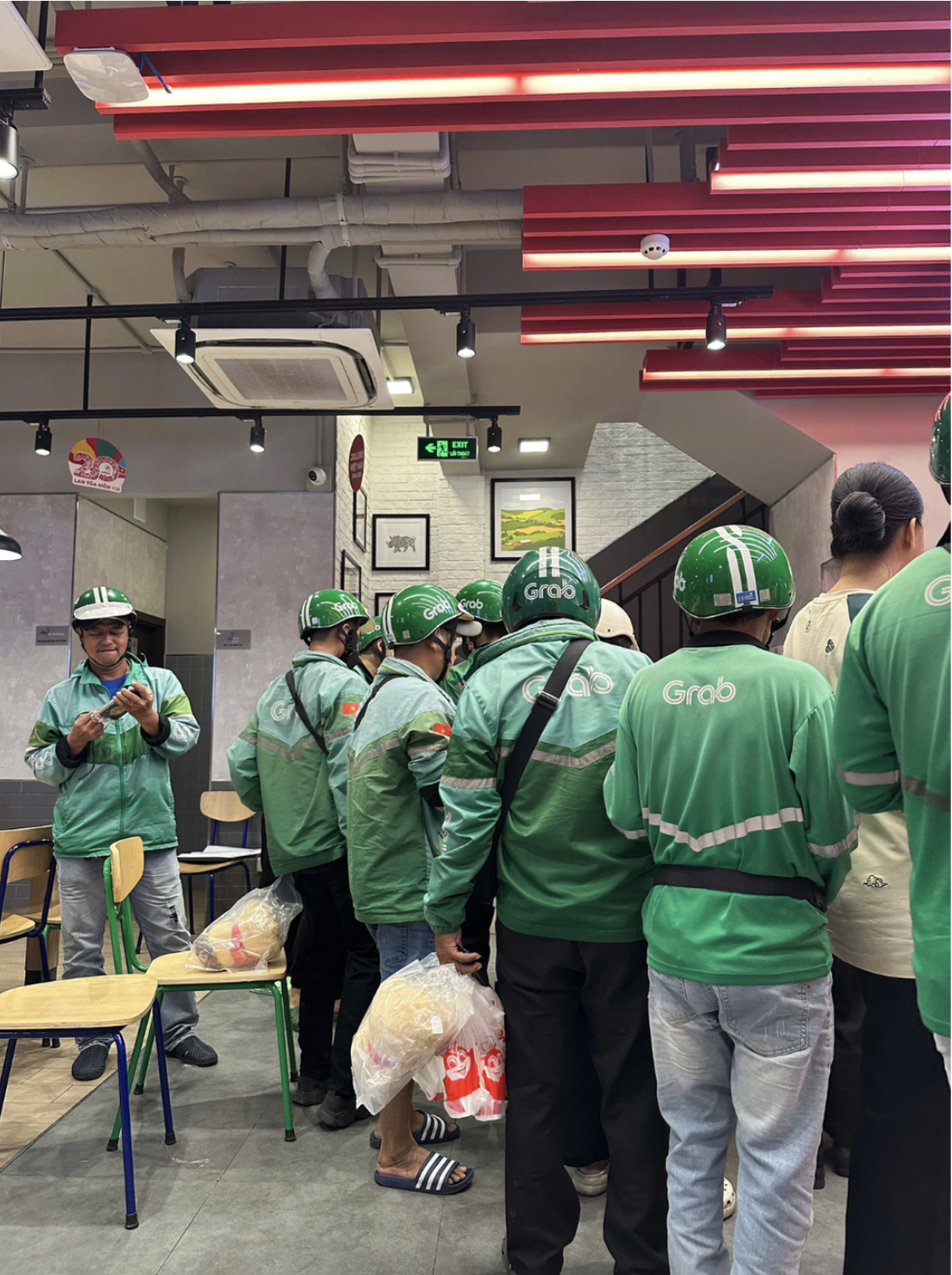 Đặt Jollibee săn tuần lộc Noel, khách bị chỉ trích vì khiến shipper phải chờ cả tiếng: Dân mạng tranh cãi dữ dội- Ảnh 1.