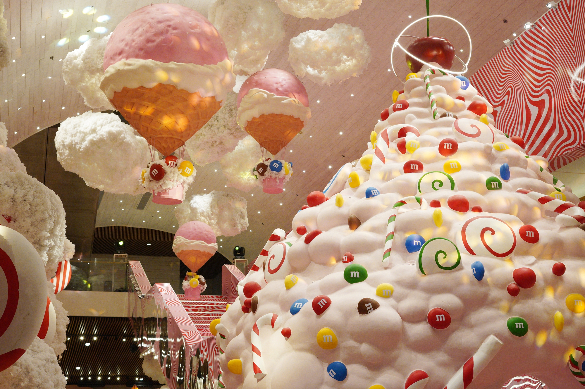 Cận cảnh quán cà phê Giáng sinh 200k/giờ ở TP.HCM, đáng thì thấy đáng nhưng trải nghiệm thì thật sự chưa xứng!- Ảnh 4. Cận cảnh quán cà phê Giáng sinh 200k/giờ ở TP.HCM, đáng thì thấy đáng nhưng trải nghiệm thì thật sự chưa xứng!- Ảnh 4.