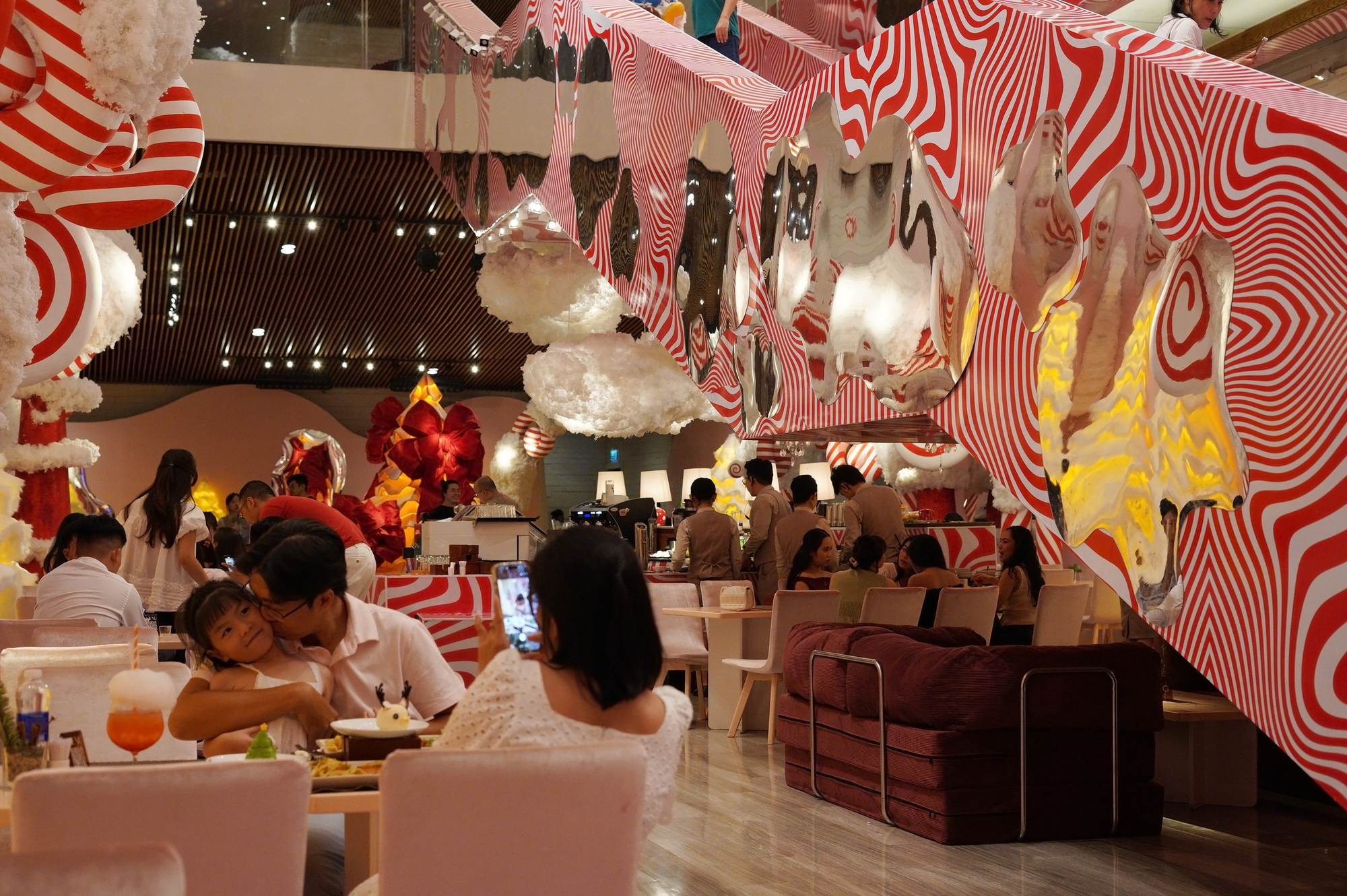 Cận cảnh quán cà phê Giáng sinh 200k/giờ ở TP.HCM, đáng thì thấy đáng nhưng trải nghiệm thì thật sự chưa xứng!- Ảnh 3. Cận cảnh quán cà phê Giáng sinh 200k/giờ ở TP.HCM, đáng thì thấy đáng nhưng trải nghiệm thì thật sự chưa xứng!- Ảnh 3.