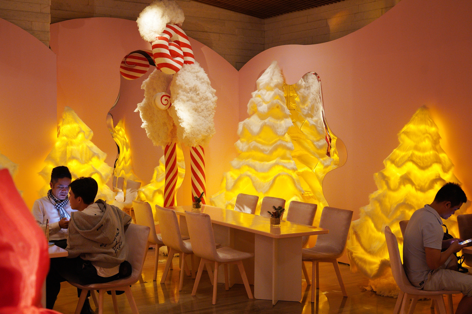 Cận cảnh quán cà phê Giáng sinh 200k/giờ ở TP.HCM, đáng thì thấy đáng nhưng trải nghiệm thì thật sự chưa xứng!- Ảnh 12. Cận cảnh quán cà phê Giáng sinh 200k/giờ ở TP.HCM, đáng thì thấy đáng nhưng trải nghiệm thì thật sự chưa xứng!- Ảnh 12.