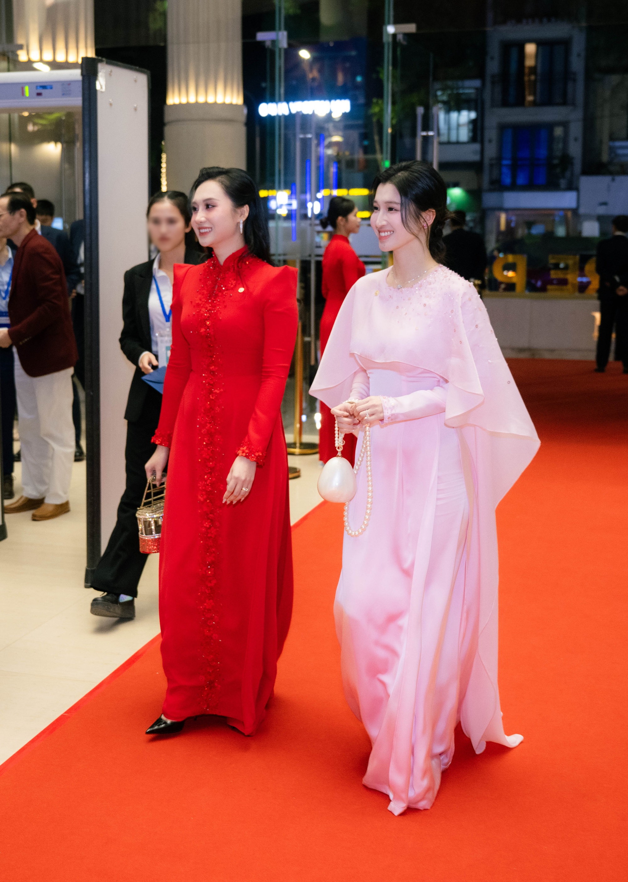 Á hậu Phương Nhi và chị dâu Bùi Lan Anh đọ sắc trong một khung hình: Con dâu nhà tỷ phú quá đẹp!- Ảnh 2.