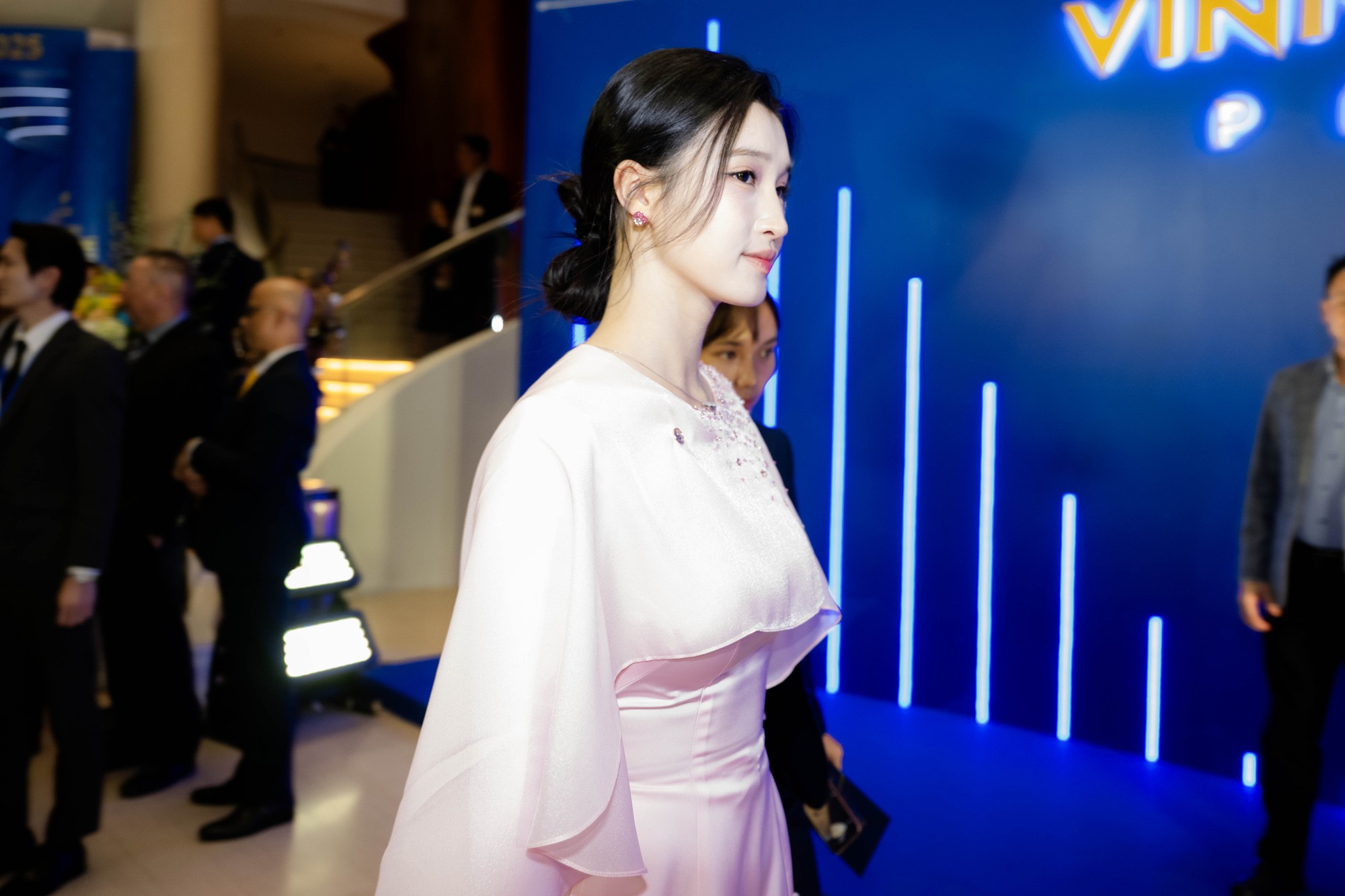 Á hậu Phương Nhi và chị dâu Bùi Lan Anh đọ sắc trong một khung hình: Con dâu nhà tỷ phú quá đẹp!- Ảnh 4.