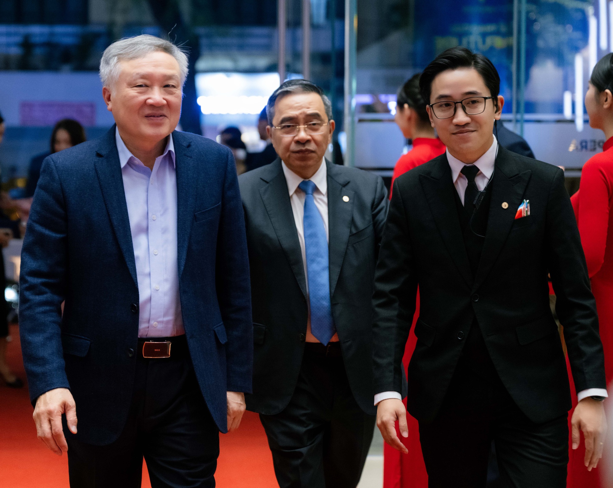 HOT: Gia đình tỷ phú Phạm Nhật Vượng vừa xuất hiện tại lễ trao giải VinFuture 2025, 1 chi tiết rất gây chú ý- Ảnh 2.