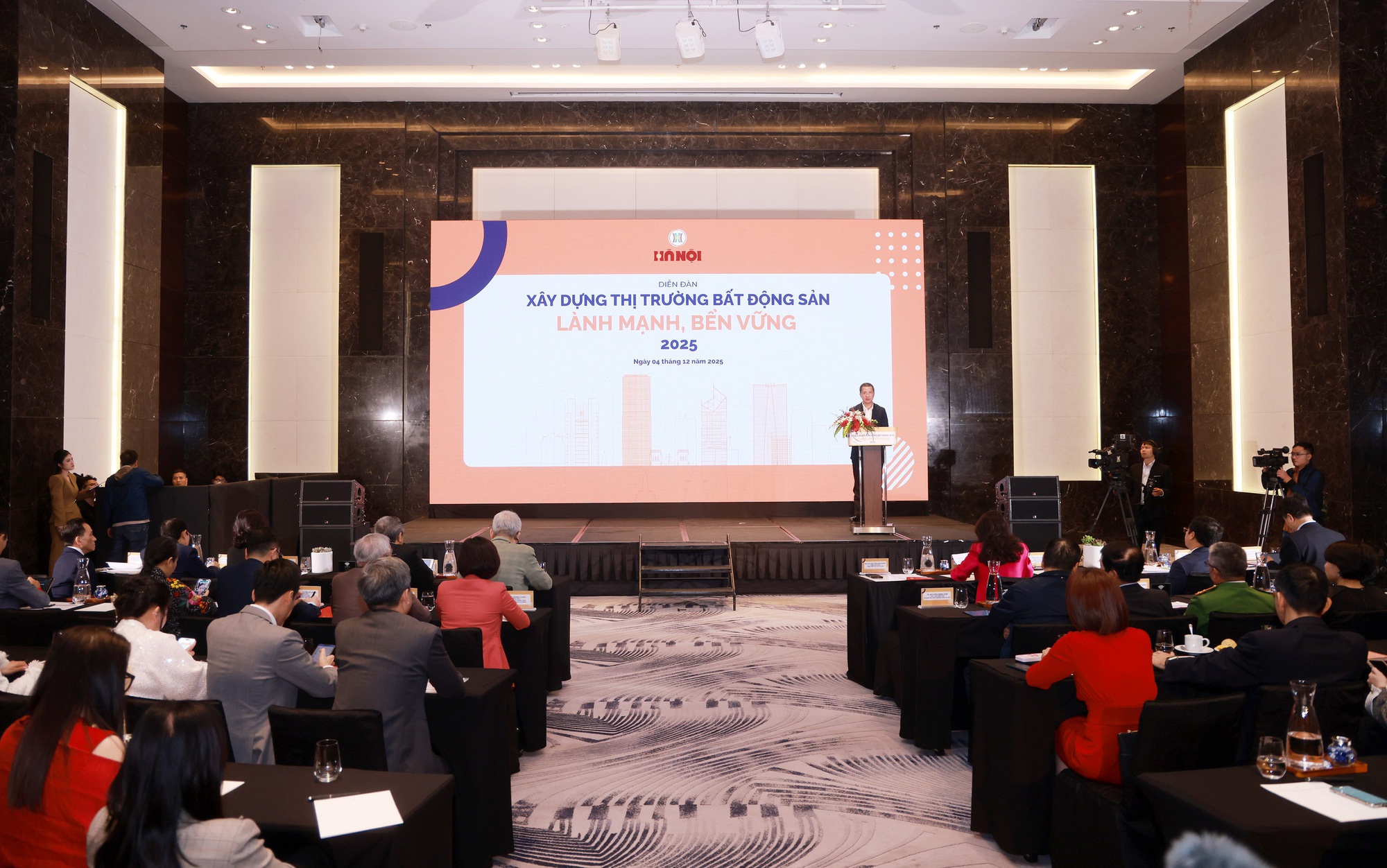 “Giá nhà tăng phi mã “bào mòn” khả năng mua của người dân, tiềm ẩn rủi ro đối với toàn bộ nền kinh tế”- Ảnh 2. “Giá nhà tăng phi mã “bào mòn” khả năng mua của người dân, tiềm ẩn rủi ro đối với toàn bộ nền kinh tế”- Ảnh 2.