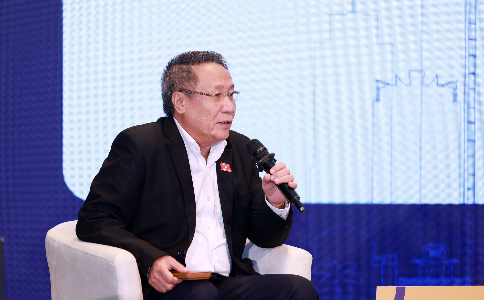 TS. Nguyễn Trí Hiếu cảnh báo dấu hiệu bong bóng trên thị trường bất động sản Việt Nam- Ảnh 1. TS. Nguyễn Trí Hiếu cảnh báo dấu hiệu bong bóng trên thị trường bất động sản Việt Nam- Ảnh 1.