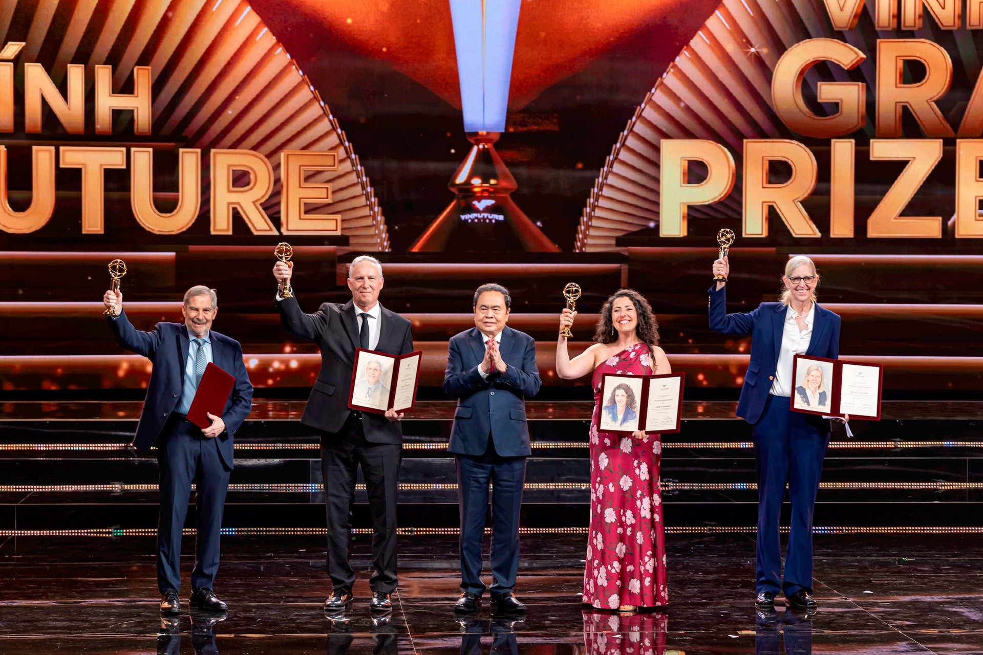 Chủ nhân giải thưởng Chính VinFuture 2025 nói gì sau khi nhận 3 triệu USD từ tỷ phú Phạm Nhật Vượng?- Ảnh 1.