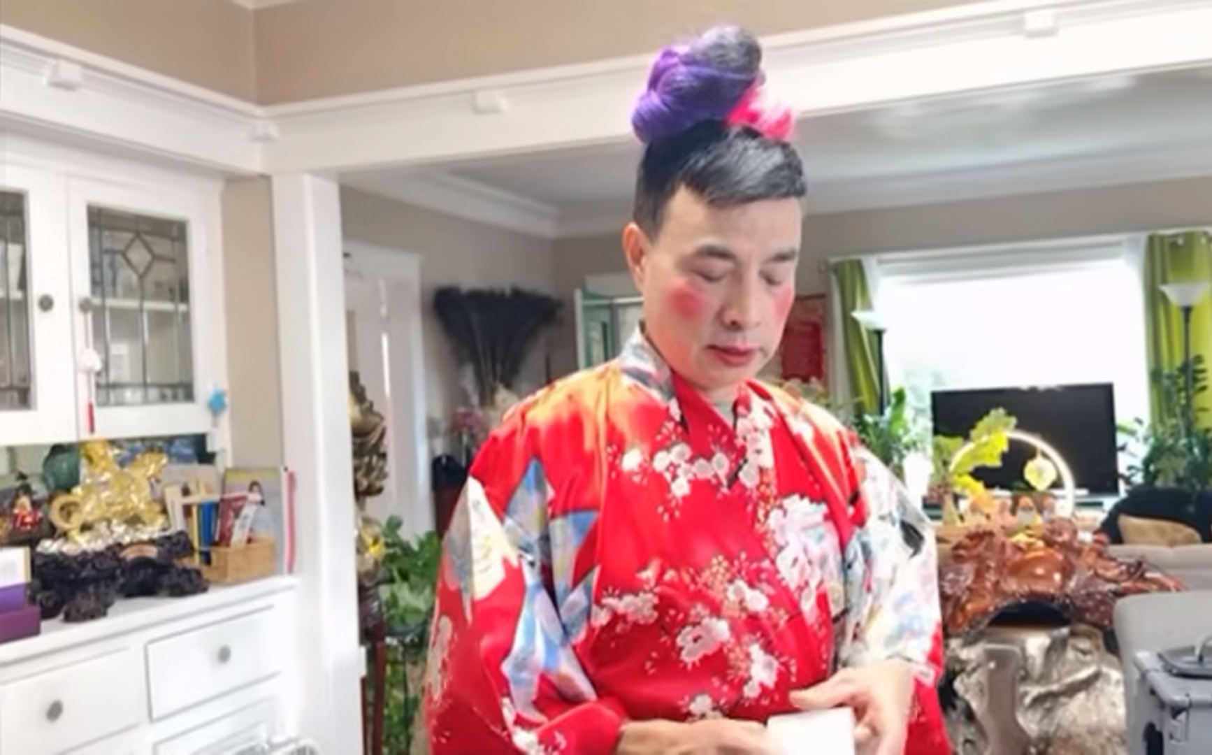 Ngỡ ngàng trước diện mạo bố ruột bé Xuân Mai ở tuổi ngoài 60- Ảnh 1.