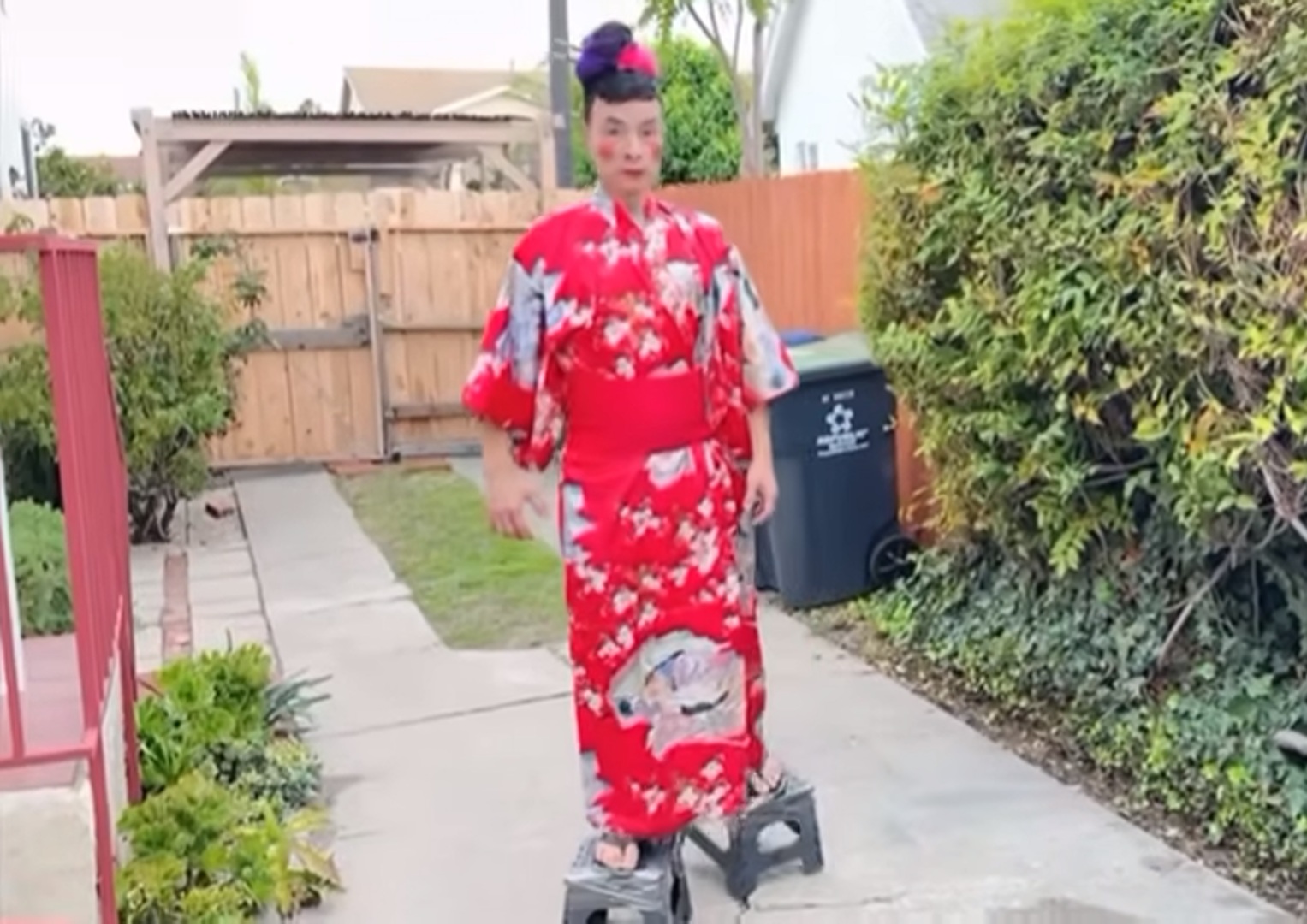 Ngỡ ngàng trước diện mạo bố ruột bé Xuân Mai ở tuổi ngoài 60- Ảnh 2.