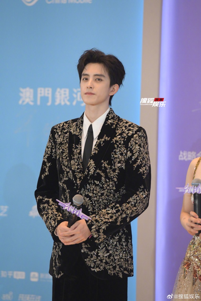 Thảm đỏ hot nhất Cbiz: "Tiểu Lưu Diệc Phi" đẹp điên đảo lấn át Bạch Lộc, "Mỹ nhân ngư" gặp sự cố hú vía- Ảnh 23.