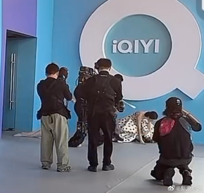 Thảm đỏ hot nhất Cbiz: "Tiểu Lưu Diệc Phi" đẹp điên đảo lấn át Bạch Lộc, "Mỹ nhân ngư" gặp sự cố hú vía- Ảnh 13.