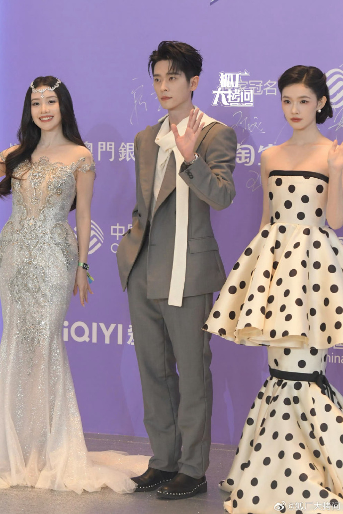 Thảm đỏ hot nhất Cbiz: "Tiểu Lưu Diệc Phi" đẹp điên đảo lấn át Bạch Lộc, "Mỹ nhân ngư" gặp sự cố hú vía- Ảnh 12.