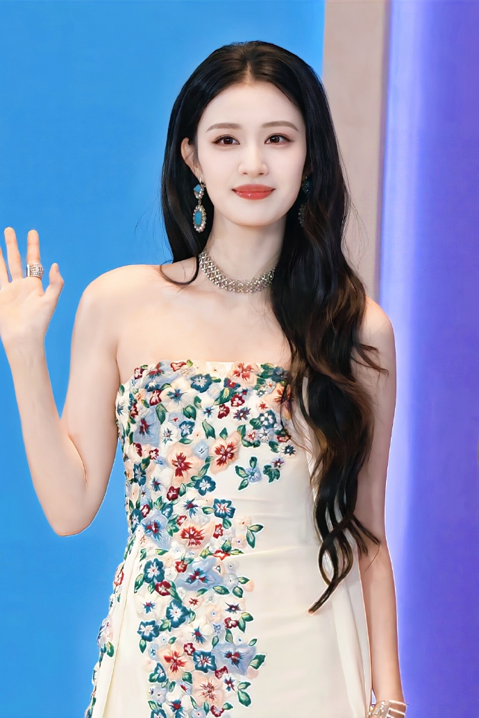 Thảm đỏ hot nhất Cbiz: "Tiểu Lưu Diệc Phi" đẹp điên đảo lấn át Bạch Lộc, "Mỹ nhân ngư" gặp sự cố hú vía- Ảnh 10.