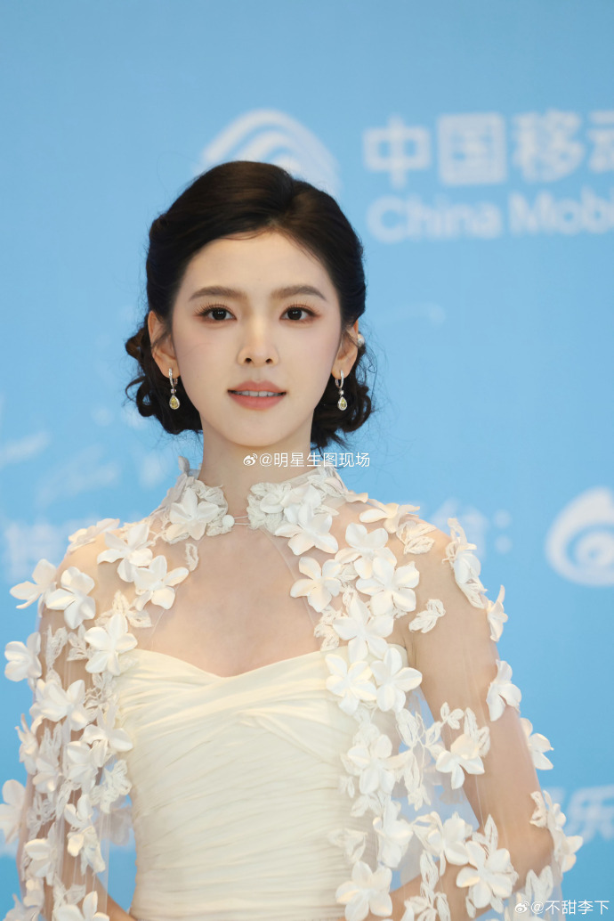 Thảm đỏ hot nhất Cbiz: "Tiểu Lưu Diệc Phi" đẹp điên đảo lấn át Bạch Lộc, "Mỹ nhân ngư" gặp sự cố hú vía- Ảnh 16.