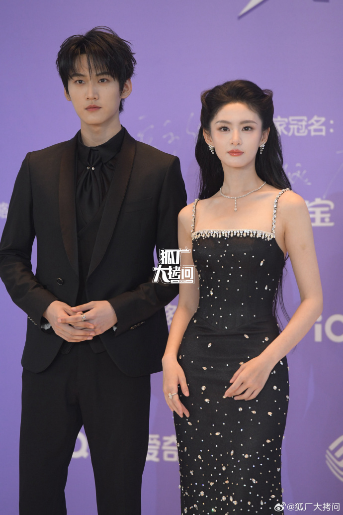 Thảm đỏ hot nhất Cbiz: "Tiểu Lưu Diệc Phi" đẹp điên đảo lấn át Bạch Lộc, "Mỹ nhân ngư" gặp sự cố hú vía- Ảnh 20.