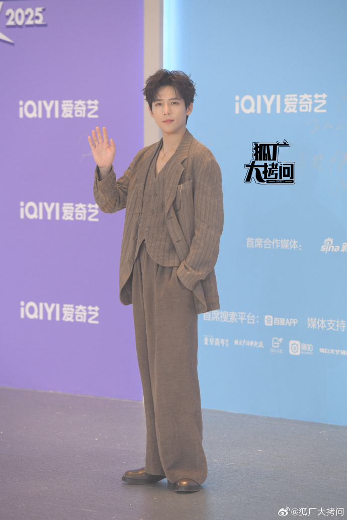 Thảm đỏ hot nhất Cbiz: "Tiểu Lưu Diệc Phi" đẹp điên đảo lấn át Bạch Lộc, "Mỹ nhân ngư" gặp sự cố hú vía- Ảnh 24.