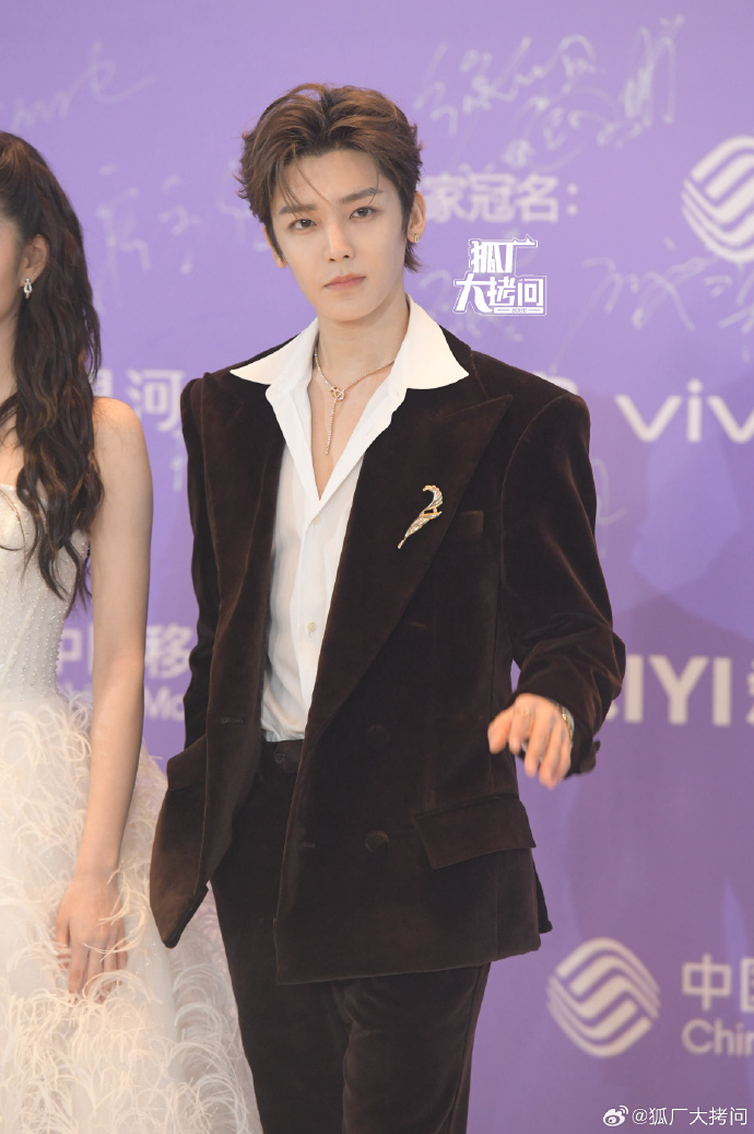 Thảm đỏ hot nhất Cbiz: "Tiểu Lưu Diệc Phi" đẹp điên đảo lấn át Bạch Lộc, "Mỹ nhân ngư" gặp sự cố hú vía- Ảnh 22.