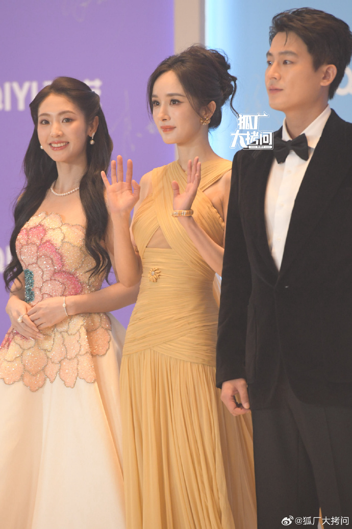 Thảm đỏ hot nhất Cbiz: "Tiểu Lưu Diệc Phi" đẹp điên đảo lấn át Bạch Lộc, "Mỹ nhân ngư" gặp sự cố hú vía- Ảnh 2.