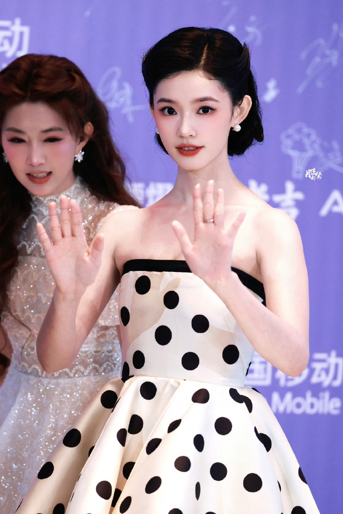 Thảm đỏ hot nhất Cbiz: "Tiểu Lưu Diệc Phi" đẹp điên đảo lấn át Bạch Lộc, "Mỹ nhân ngư" gặp sự cố hú vía- Ảnh 14.