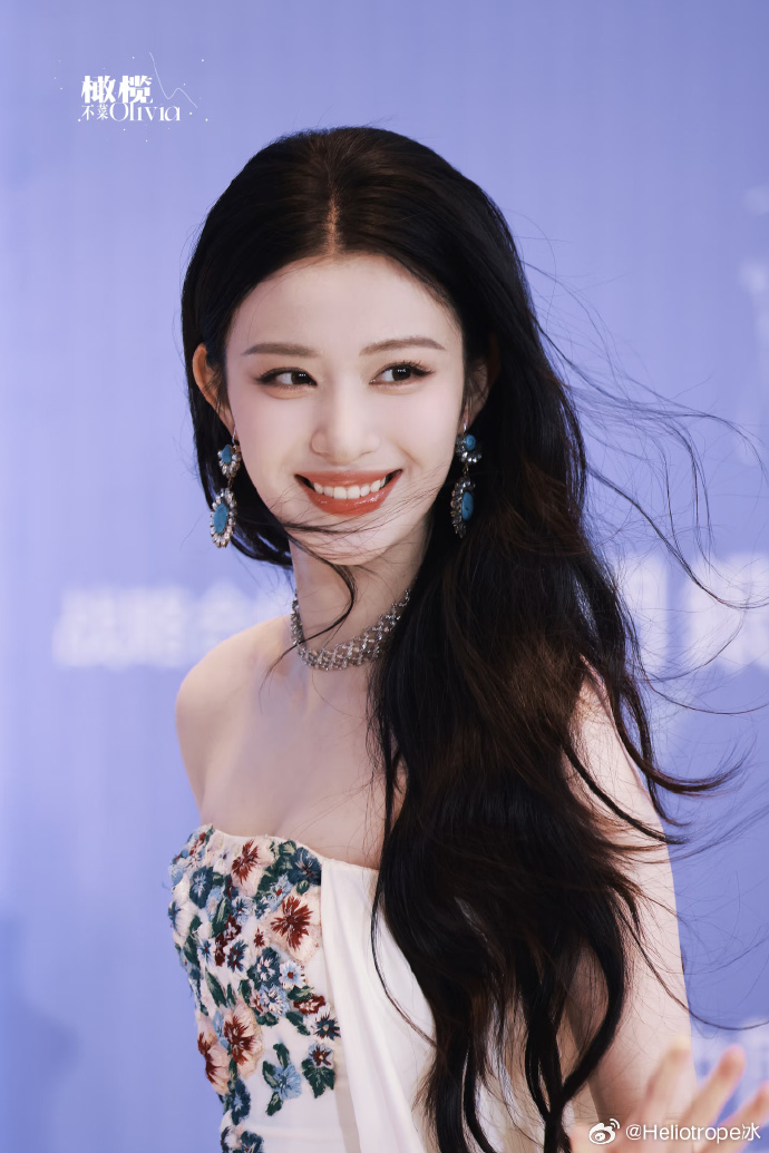 Thảm đỏ hot nhất Cbiz: "Tiểu Lưu Diệc Phi" đẹp điên đảo lấn át Bạch Lộc, "Mỹ nhân ngư" gặp sự cố hú vía- Ảnh 8.