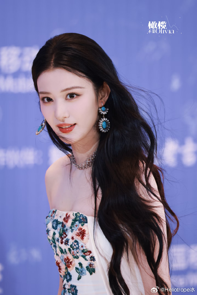 Thảm đỏ hot nhất Cbiz: "Tiểu Lưu Diệc Phi" đẹp điên đảo lấn át Bạch Lộc, "Mỹ nhân ngư" gặp sự cố hú vía- Ảnh 7.