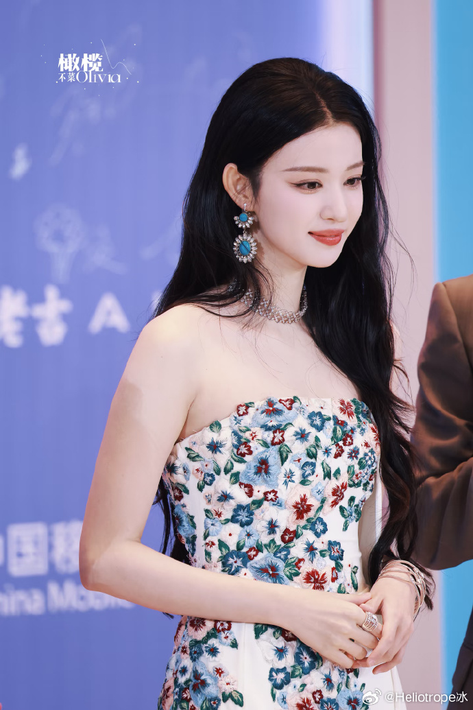 Thảm đỏ hot nhất Cbiz: "Tiểu Lưu Diệc Phi" đẹp điên đảo lấn át Bạch Lộc, "Mỹ nhân ngư" gặp sự cố hú vía- Ảnh 9.