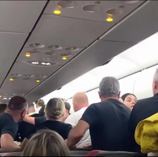 Cháy đường băng sân bay ở Brazil, gần 200 hành khách phải sơ tán- Ảnh 4. Cháy đường băng sân bay ở Brazil, gần 200 hành khách phải sơ tán- Ảnh 4.