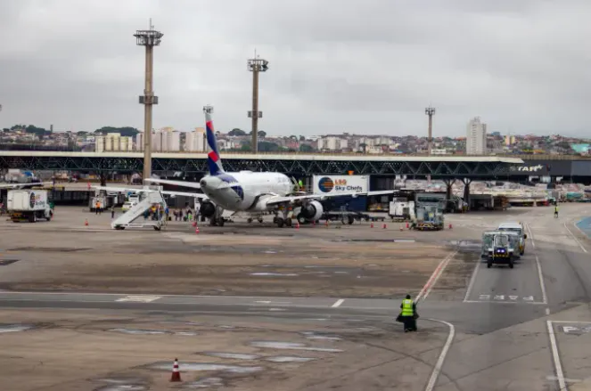 Cháy đường băng sân bay ở Brazil, gần 200 hành khách phải sơ tán- Ảnh 2. Cháy đường băng sân bay ở Brazil, gần 200 hành khách phải sơ tán- Ảnh 2.