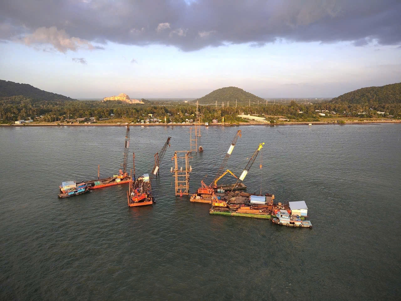 Tin vui cho người dân Phú Quốc sau sự cố đứt cáp ngầm điện 110kV - Ảnh 1. Tin vui cho người dân Phú Quốc sau sự cố đứt cáp ngầm điện 110kV - Ảnh 1.