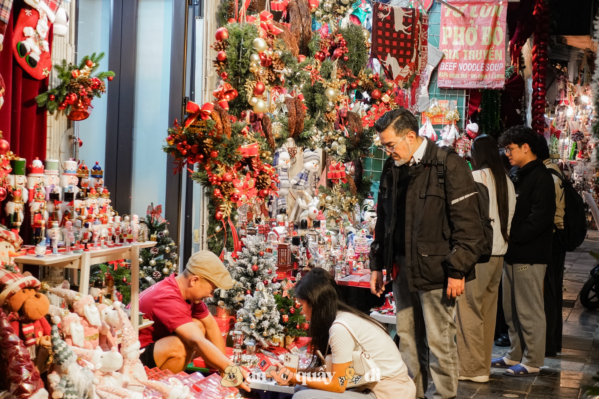 Khung cảnh rực sáng tại Hàng Mã đã trở lại- Ảnh 12. Khung cảnh rực sáng tại Hàng Mã đã trở lại- Ảnh 12.