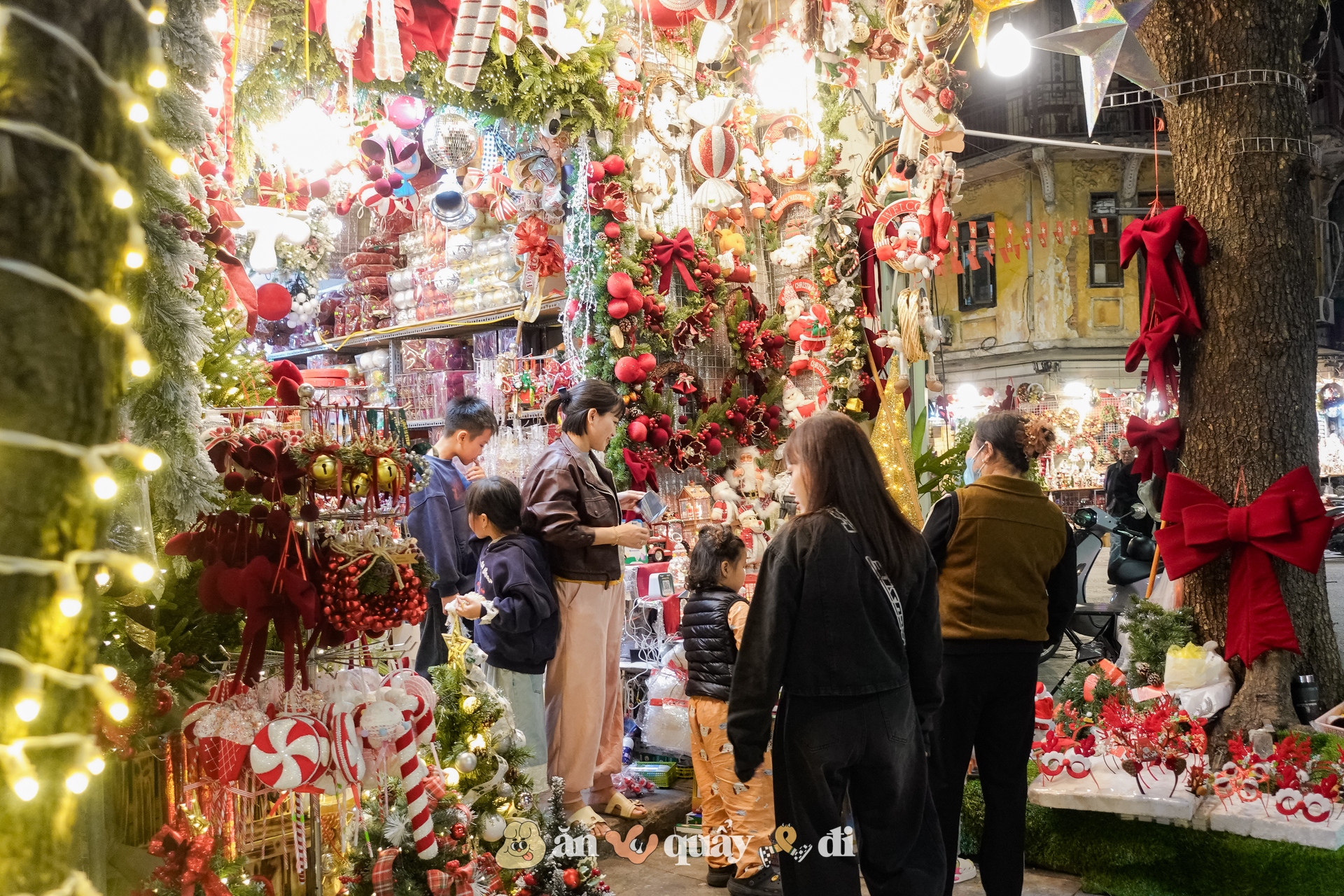 Khung cảnh rực sáng tại Hàng Mã đã trở lại- Ảnh 15. Khung cảnh rực sáng tại Hàng Mã đã trở lại- Ảnh 15.