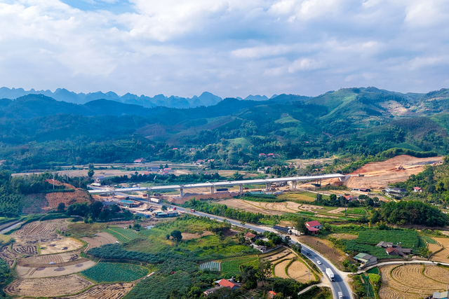 Liên danh Đèo Cả huy động 2.754 người, 1.241 thiết bị, 'dồn lực' thông tuyến cao tốc 11.000 tỷ đồng- Ảnh 1.