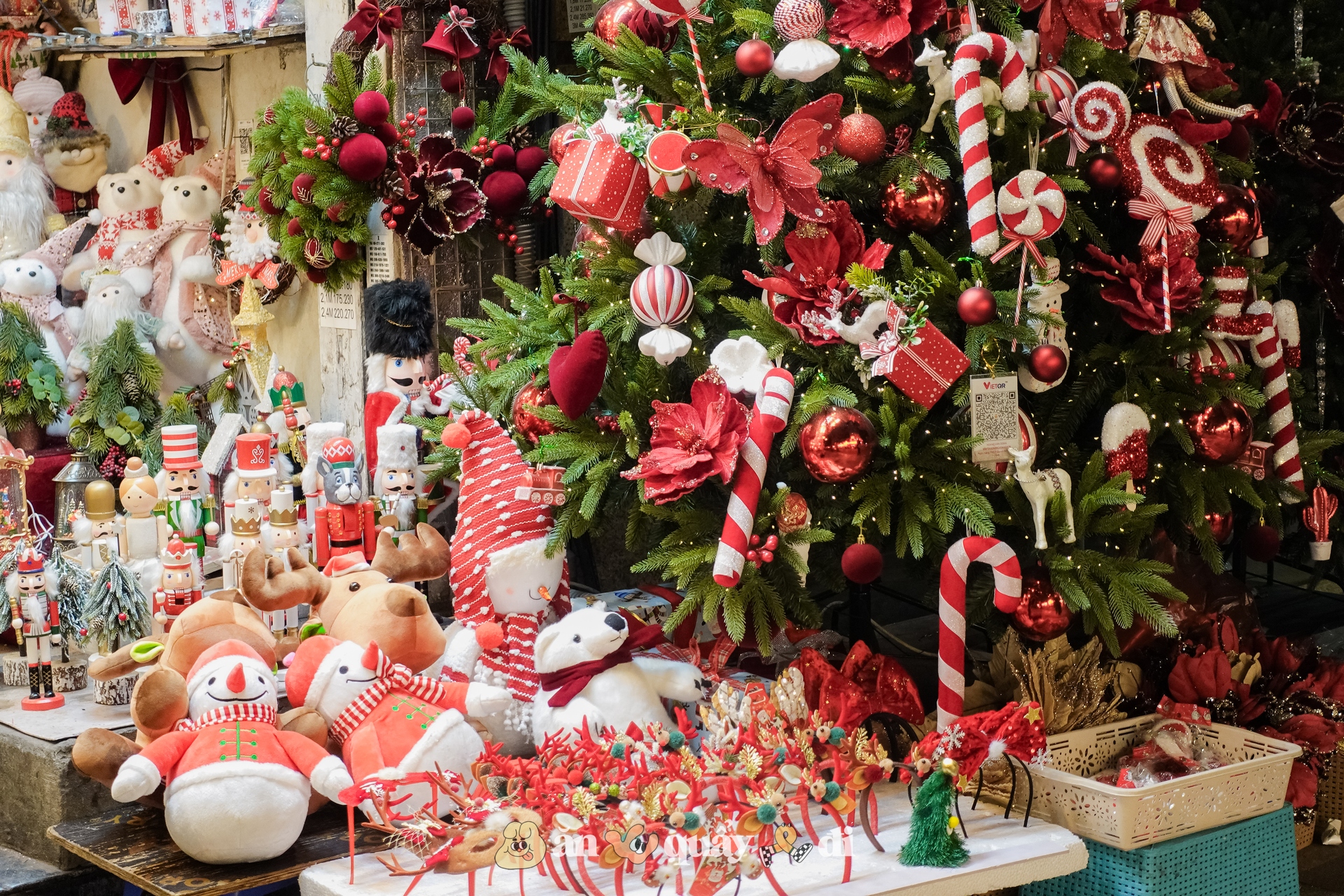 Khung cảnh rực sáng tại Hàng Mã đã trở lại- Ảnh 16. Khung cảnh rực sáng tại Hàng Mã đã trở lại- Ảnh 16.