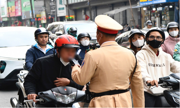 Chỉ trong 1 khung giờ , hàng ngàn tài xế vi phạm nồng độ cồn bị xử lý - Ảnh 1. Chỉ trong 1 khung giờ , hàng ngàn tài xế vi phạm nồng độ cồn bị xử lý - Ảnh 1.
