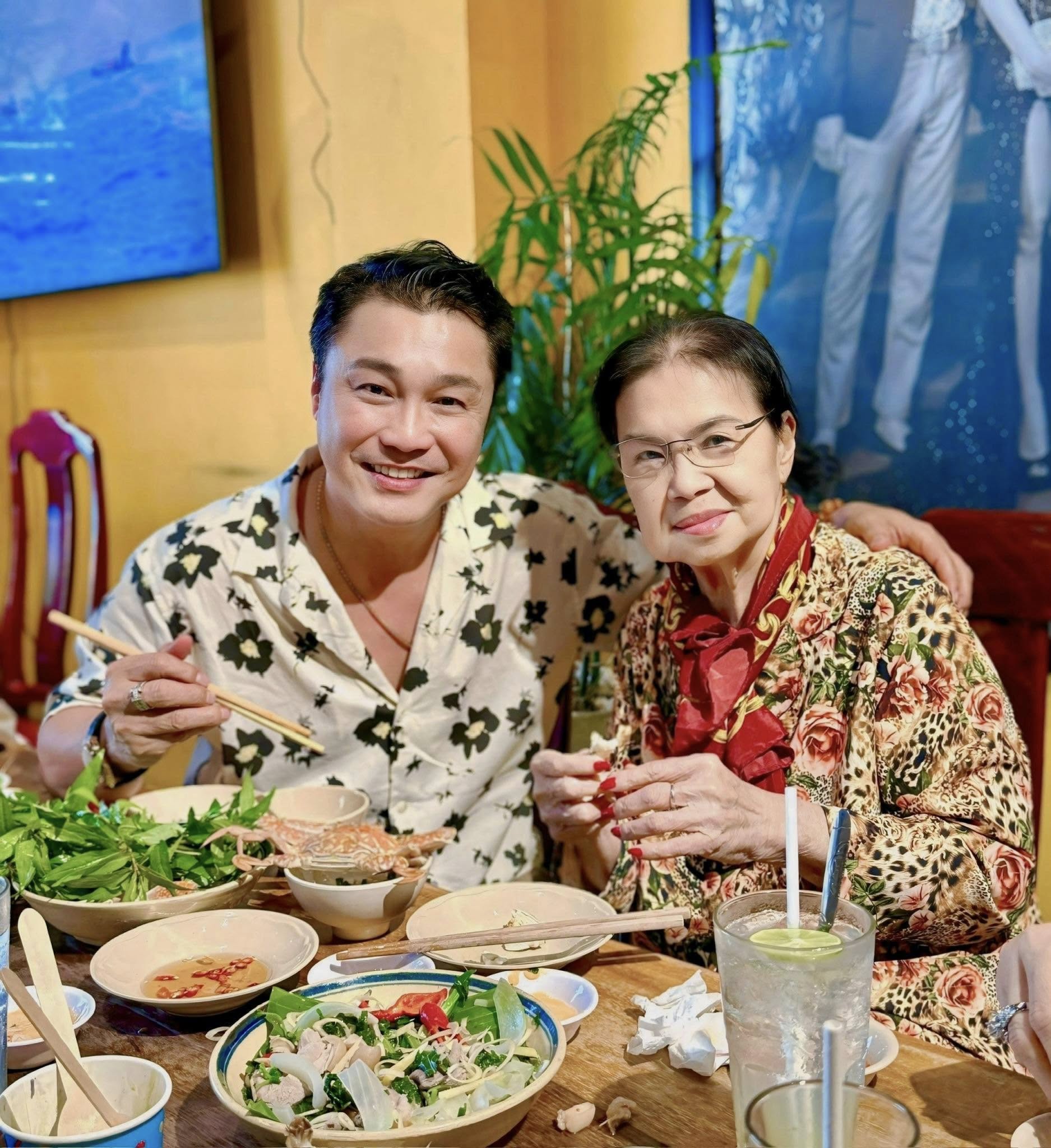 Ngoại hình tài tử U60 chưa vợ, ở biệt thự TP.HCM vài chục tỷ, đưa hết tiền cho mẹ giữ- Ảnh 11. Ngoại hình tài tử U60 chưa vợ, ở biệt thự TP.HCM vài chục tỷ, đưa hết tiền cho mẹ giữ- Ảnh 11.