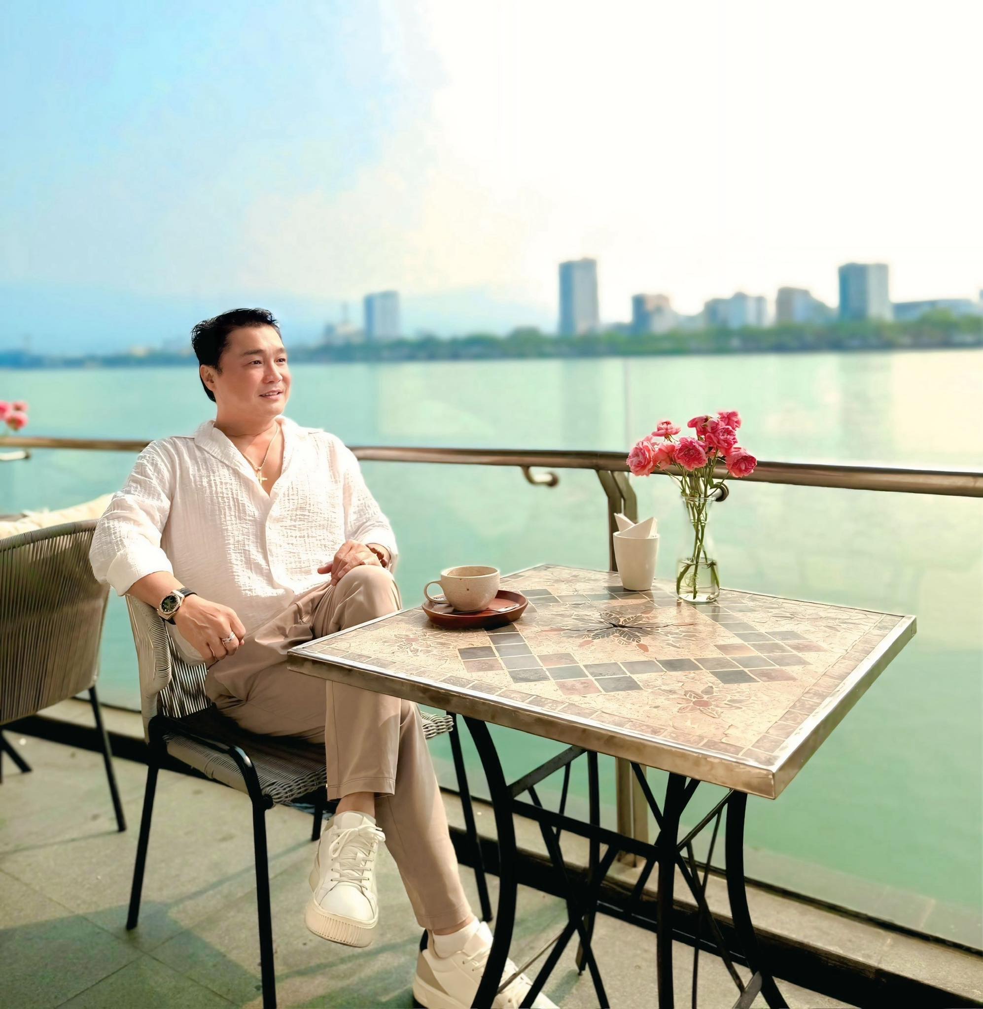 Ngoại hình tài tử U60 chưa vợ, ở biệt thự TP.HCM vài chục tỷ, đưa hết tiền cho mẹ giữ- Ảnh 6. Ngoại hình tài tử U60 chưa vợ, ở biệt thự TP.HCM vài chục tỷ, đưa hết tiền cho mẹ giữ- Ảnh 6.