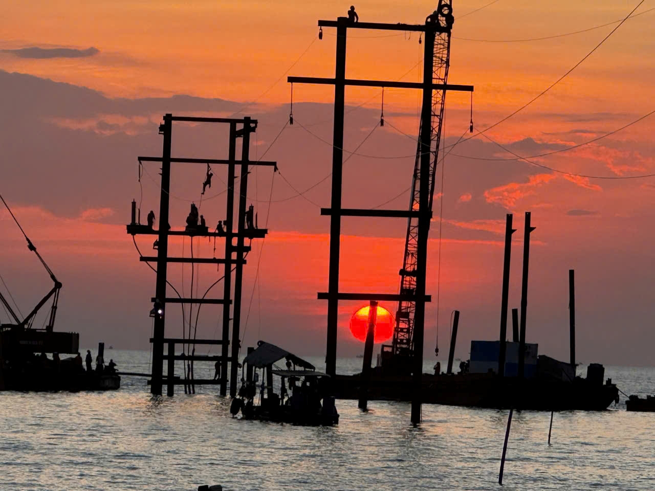 Tin vui cho người dân Phú Quốc sau sự cố đứt cáp ngầm điện 110kV - Ảnh 5. Tin vui cho người dân Phú Quốc sau sự cố đứt cáp ngầm điện 110kV - Ảnh 5.