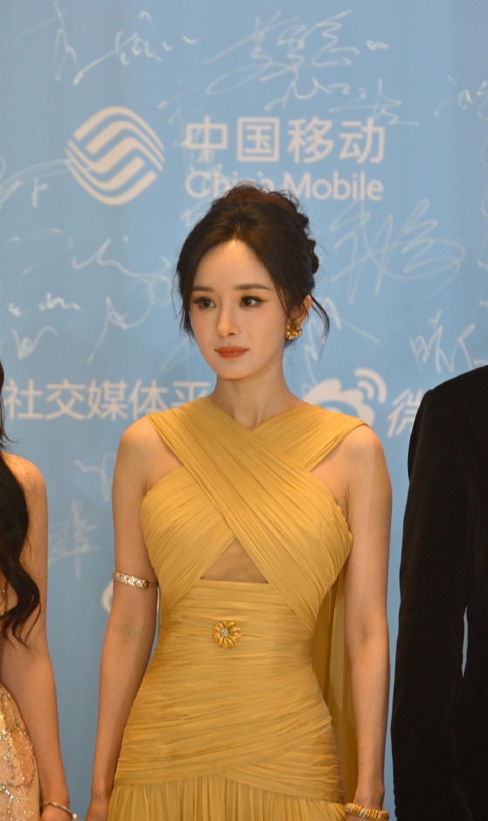 Thảm đỏ hot nhất Cbiz: "Tiểu Lưu Diệc Phi" đẹp điên đảo lấn át Bạch Lộc, "Mỹ nhân ngư" gặp sự cố hú vía- Ảnh 1.