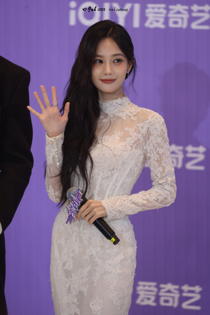 Thảm đỏ hot nhất Cbiz: "Tiểu Lưu Diệc Phi" đẹp điên đảo lấn át Bạch Lộc, "Mỹ nhân ngư" gặp sự cố hú vía- Ảnh 18.