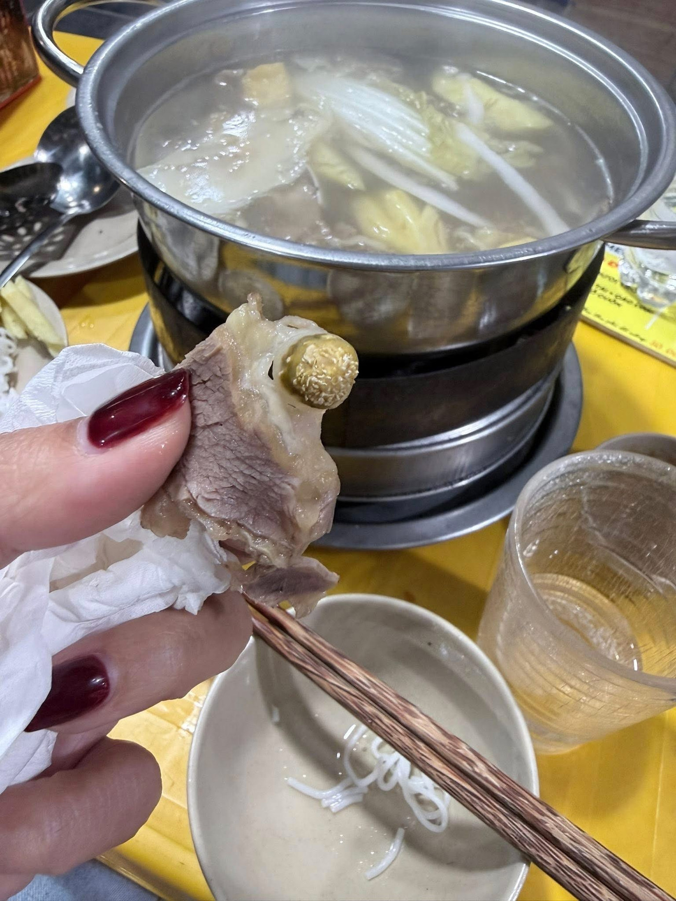 Quán bò nhúng dấm ở Hà Nội bị tố 'có dòi trong thịt bò', quản lý nói gì?- Ảnh 3.