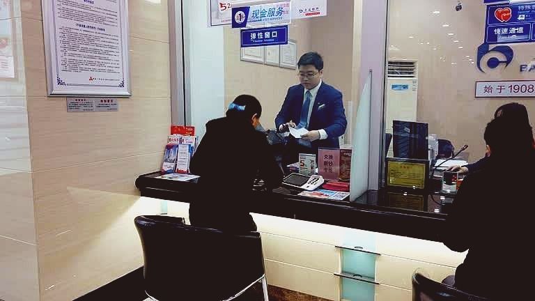 Rút 900 triệu người thân nước ngoài gửi về, nhân viên ngân hàng: Tài khoản 0 đồng, đã rút sạch cách đây 2 ngày- Ảnh 1. Rút 900 triệu người thân nước ngoài gửi về, nhân viên ngân hàng: Tài khoản 0 đồng, đã rút sạch cách đây 2 ngày- Ảnh 1.