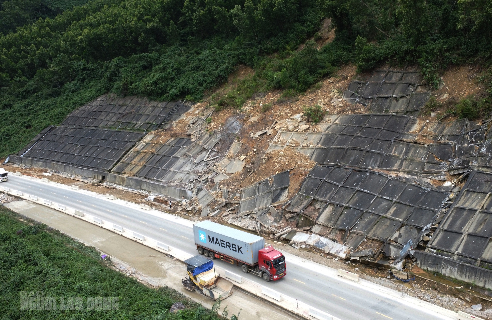 Hạn chế phương tiện lưu thông trên cao tốc La Sơn - Hòa Liên do sạt lở nghiêm trọng - Ảnh 1. Hạn chế phương tiện lưu thông trên cao tốc La Sơn - Hòa Liên do sạt lở nghiêm trọng - Ảnh 1.