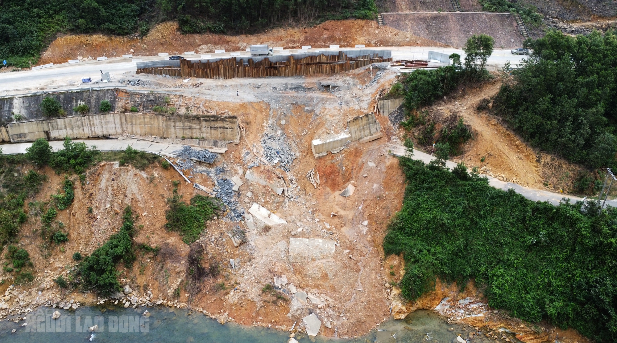 Hạn chế phương tiện lưu thông trên cao tốc La Sơn - Hòa Liên do sạt lở nghiêm trọng - Ảnh 2. Hạn chế phương tiện lưu thông trên cao tốc La Sơn - Hòa Liên do sạt lở nghiêm trọng - Ảnh 2.