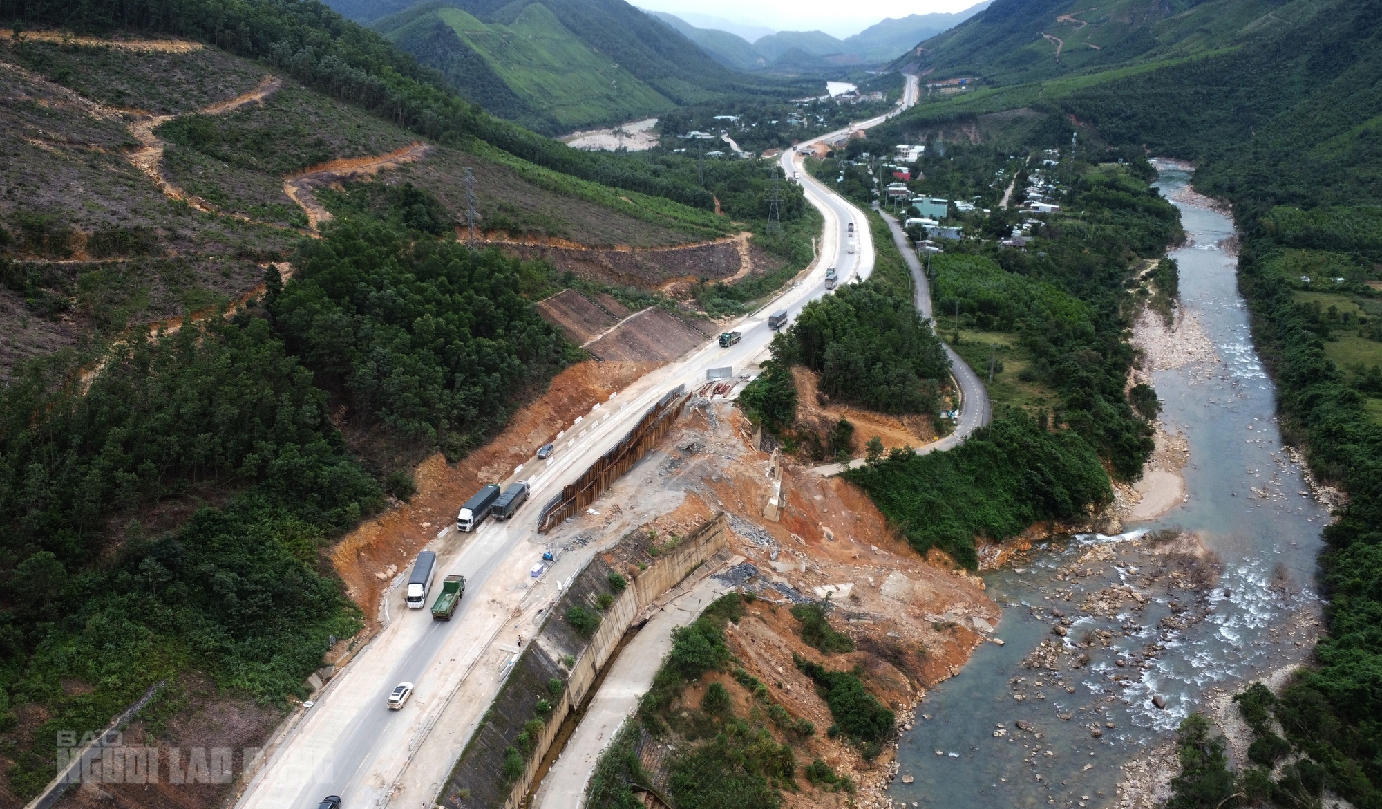 Hạn chế phương tiện lưu thông trên cao tốc La Sơn - Hòa Liên do sạt lở nghiêm trọng - Ảnh 3. Hạn chế phương tiện lưu thông trên cao tốc La Sơn - Hòa Liên do sạt lở nghiêm trọng - Ảnh 3.