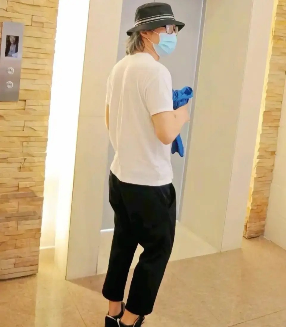 Cuộc sống 3 năm mặc một chiếc áo của Châu Tinh Trì- Ảnh 1.